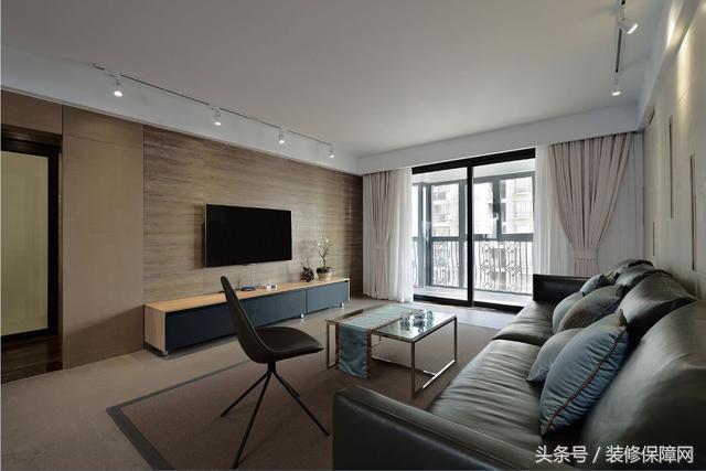 新家装修好了夸装修师傅们的视频,1.5米客厅地面砖错位贴好看