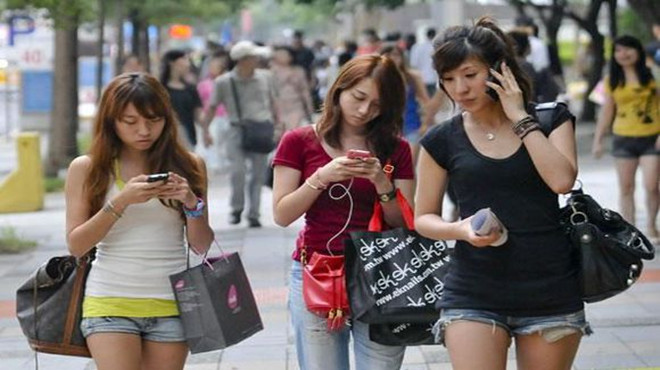 颈部有皱纹怎么可以改善,睡觉面部压出皱纹与枕头有关系吗