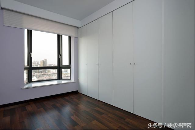 新家装修好了夸装修师傅们的视频,1.5米客厅地面砖错位贴好看