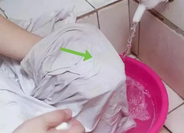 清理衣服上陈旧的油渍污渍小妙招,衣服汗渍污渍去除的最佳方法