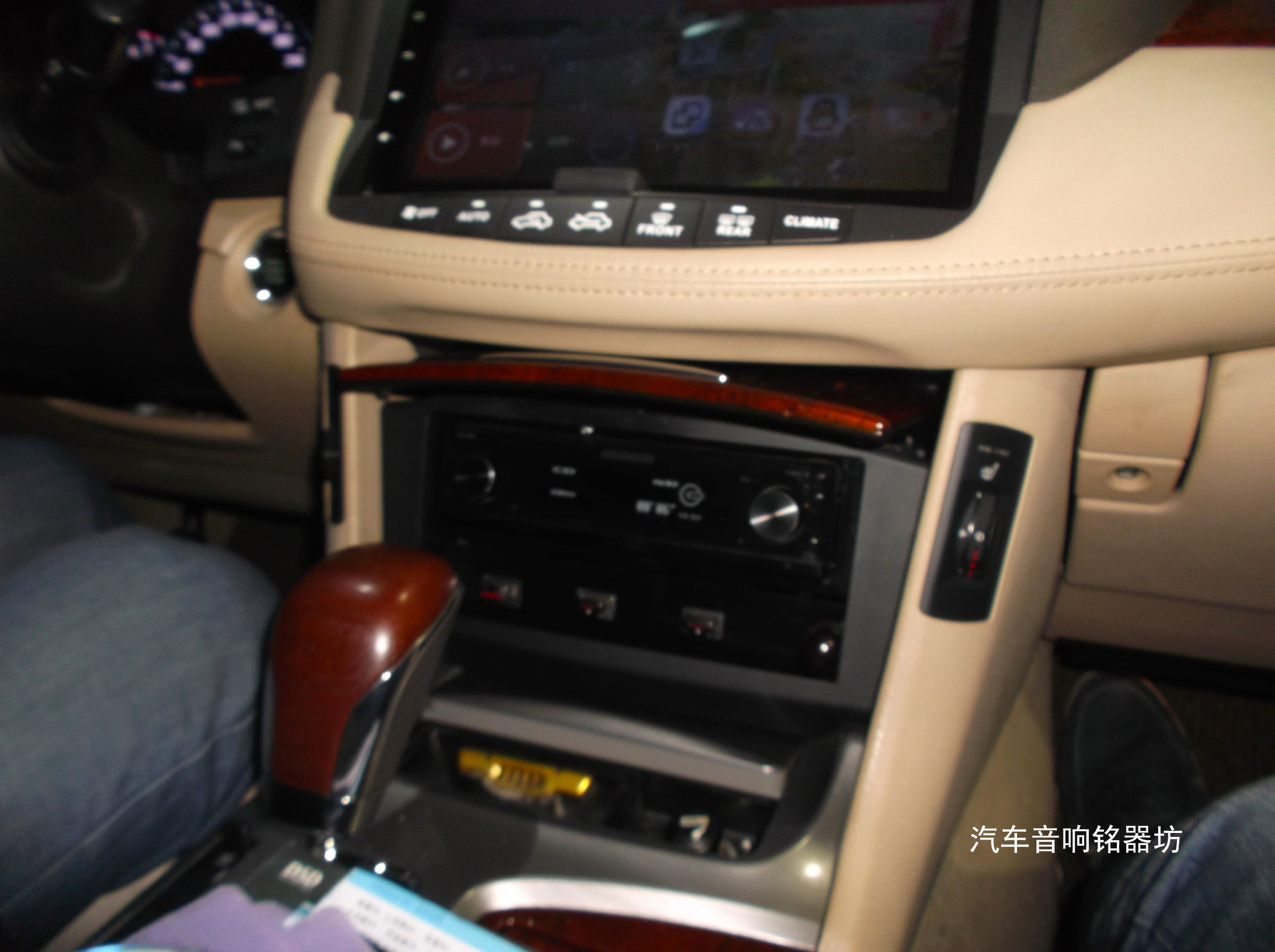 丰田皇冠升级丹拿342三分频喇叭与丹拿A6004汽车功放!宝安非常城市