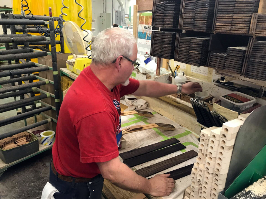 极速快报:弘力乐器2017加拿大Godin吉他工厂参观第一天