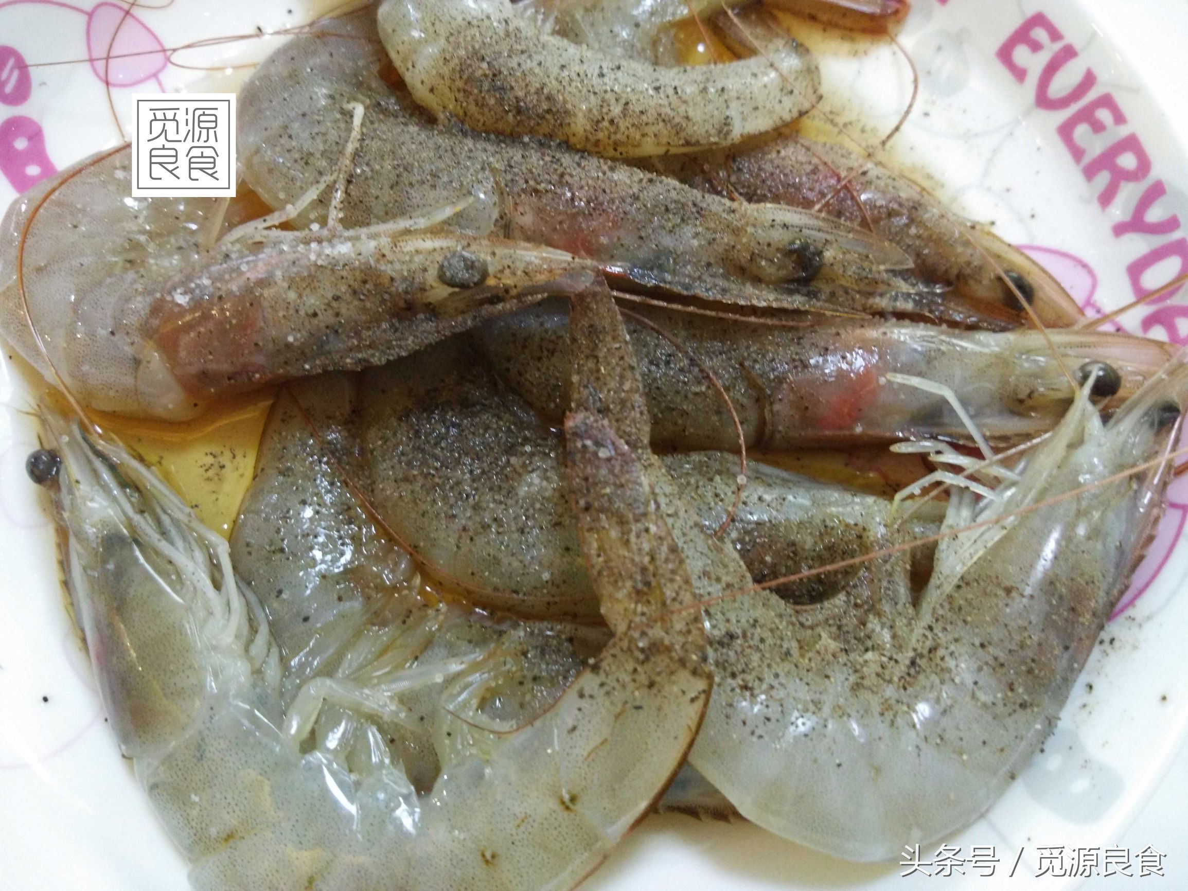 在美味面前,这点麻烦不算什么。今日菜谱椒盐虾,外观诱人,味道鲜美,让人非常有食欲,怎么做才能好吃?