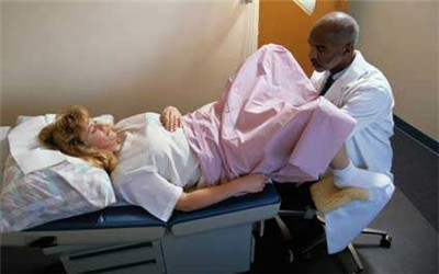 分娩前孕妈最害怕男医生的“一阳指”，内检和肛检真是尴尬又痛苦