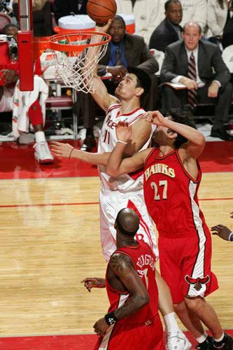 nba姚明第一场对阵鲨鱼,姚明当年内线有多强