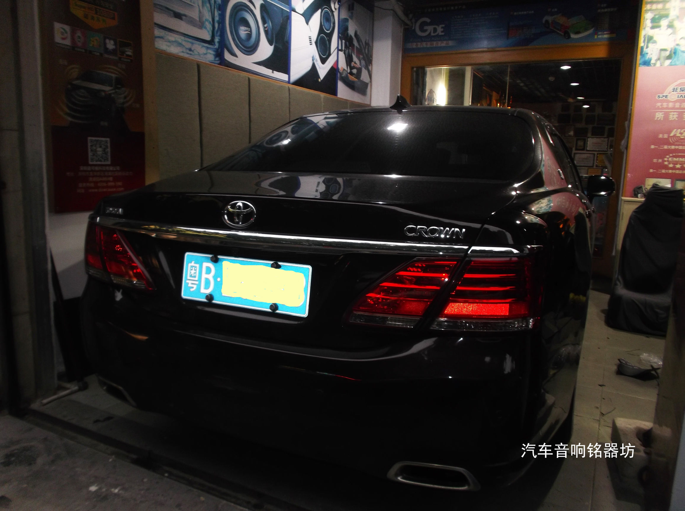 丰田皇冠升级丹拿342三分频喇叭与丹拿A6004汽车功放!宝安非常城市