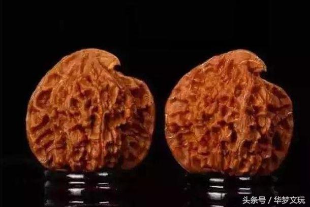 连体双瓣异形小核桃,分两瓣的文玩核桃