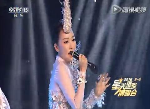 萨顶顶假唱话筒拿反是哪年,萨顶顶拿反话筒假唱事件始末