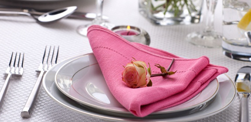 怎么在饭桌上保持优雅,餐桌上的几种优雅坐姿