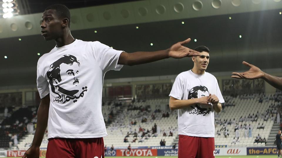 卡塔尔男足穿国家领导人头像T恤热身或遭FIFA重罚