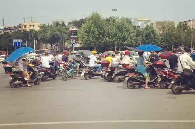 柳州,一座经常被电驴超车的城市!看完一把辛酸泪