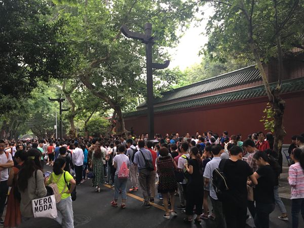 考完“四七九”，马上到绵阳！2017高中自主招生考试现场，一家长说：“娃娃比苍蝇还辛苦！”