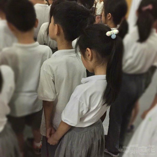 舔第二碗时,丈母娘拉我的手说:放这儿吧!等下我来洗