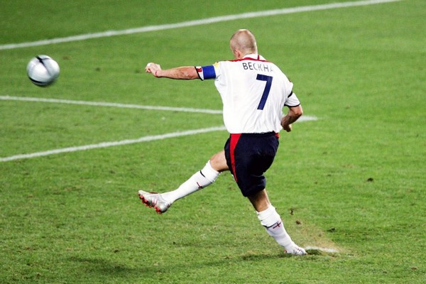 足球最美时刻视频,贝影在足球场上