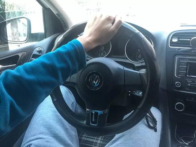 驾校不会教你的开车技巧,科目二握方向盘正确姿势