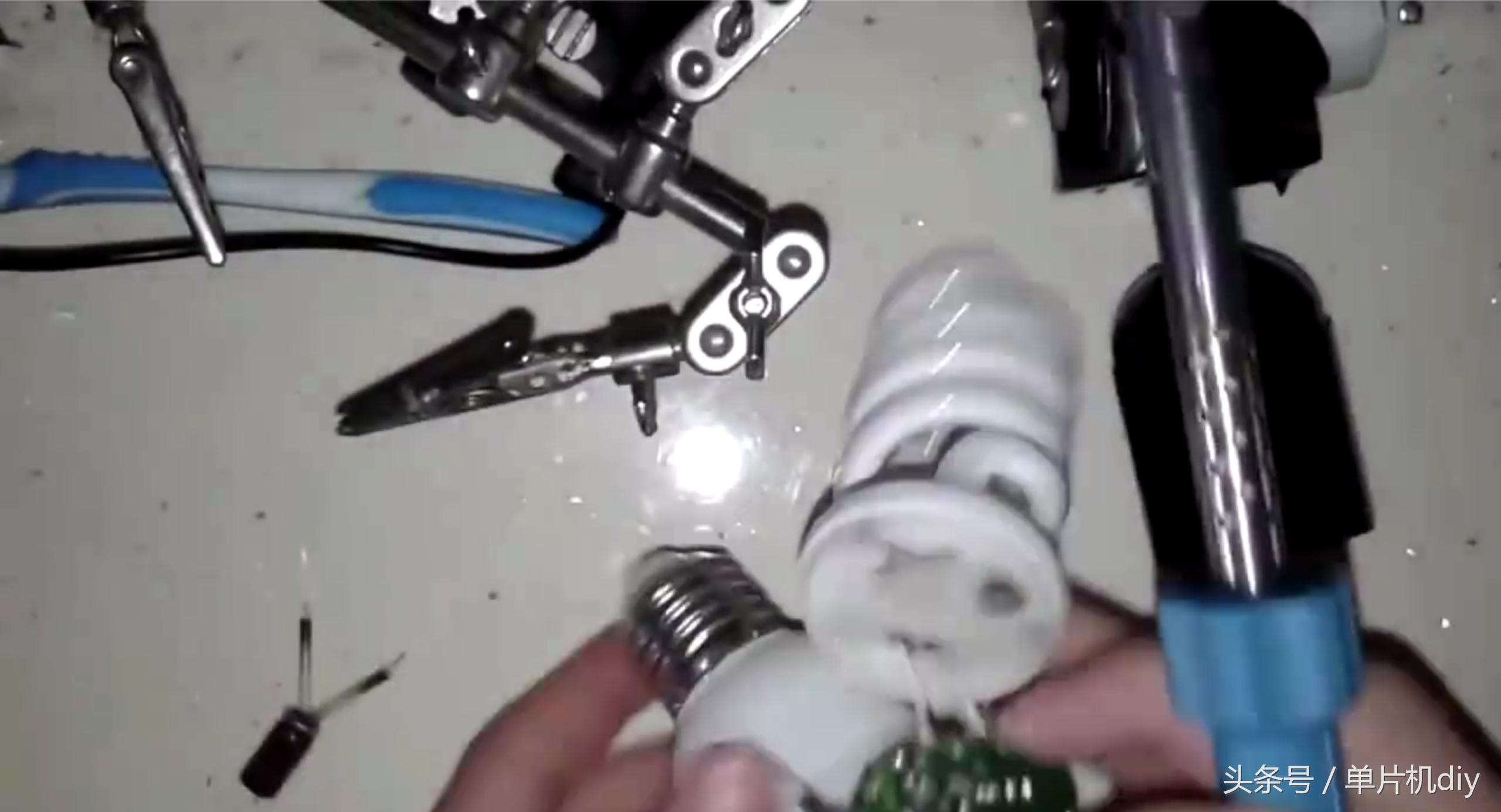 家用节能灯坏了怎么修复,家里的灯管坏了怎么维修