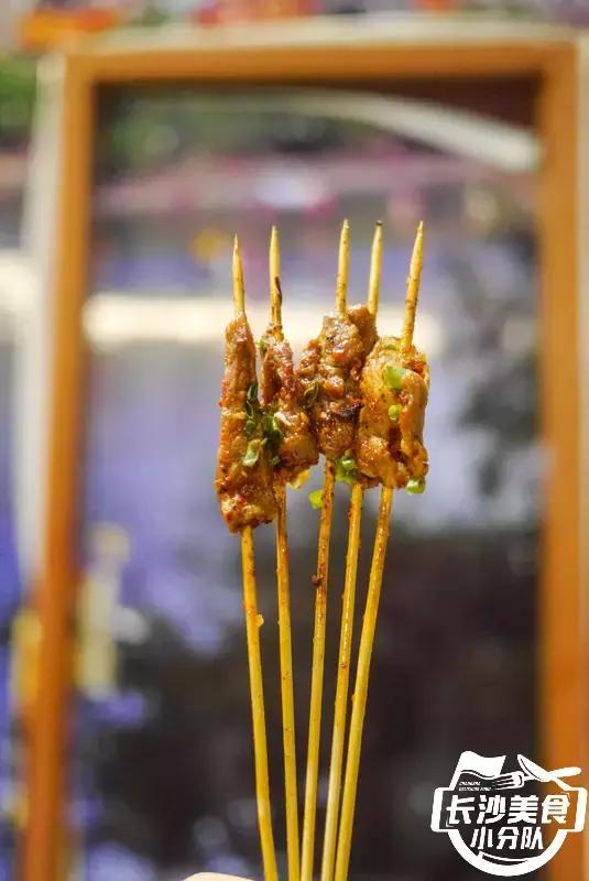 这家远离热门宵夜圣地的湘西烧烤店凭什么吸引食客？