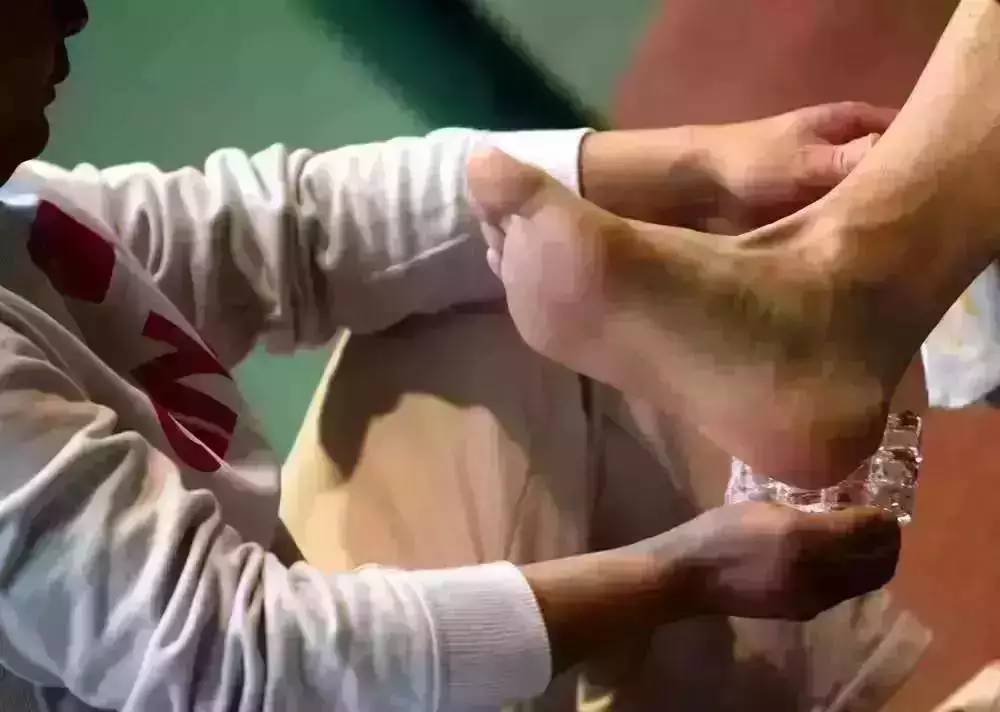 老年人崴脚吃什么恢复快,崴脚消肿偏方大全