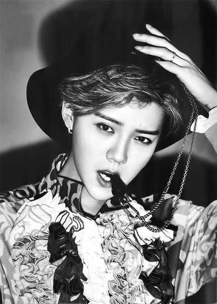 鹿晗勋章歌词壁纸图片,鹿晗照片锁屏壁纸卸妆