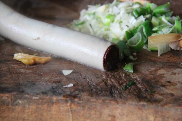 东北杀猪菜酸菜炖血肠五花肉排骨,家乡的味道鞍山篇杀猪菜