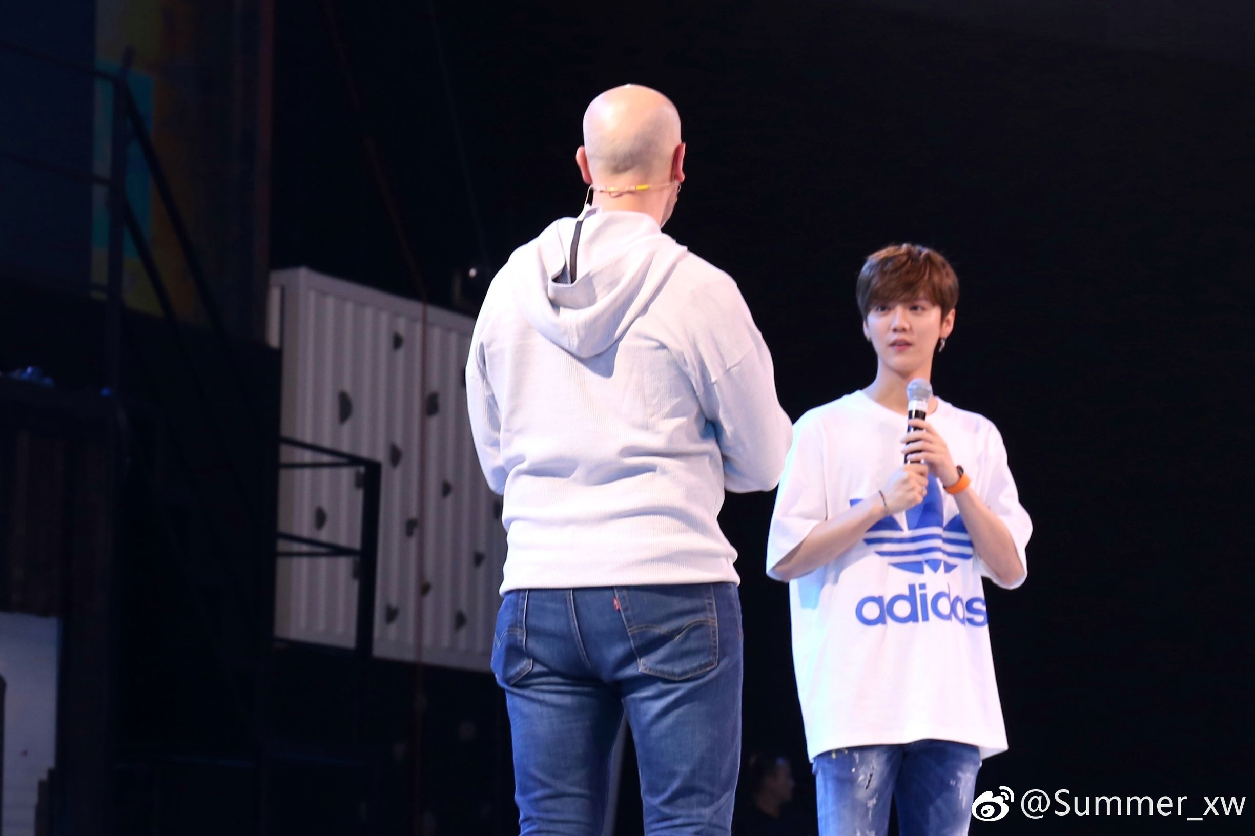 鹿晗听到exo歌的反应,鹿晗听见音乐跳舞