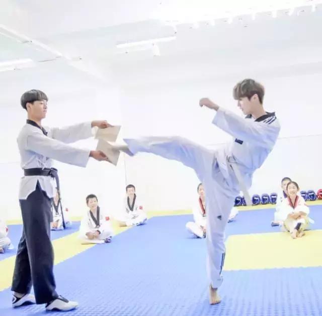 鹿晗斜杠,和鹿晗同龄男明星对比