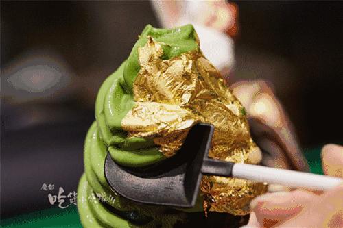 净往自己脸上贴金的冰激凌，还挺红