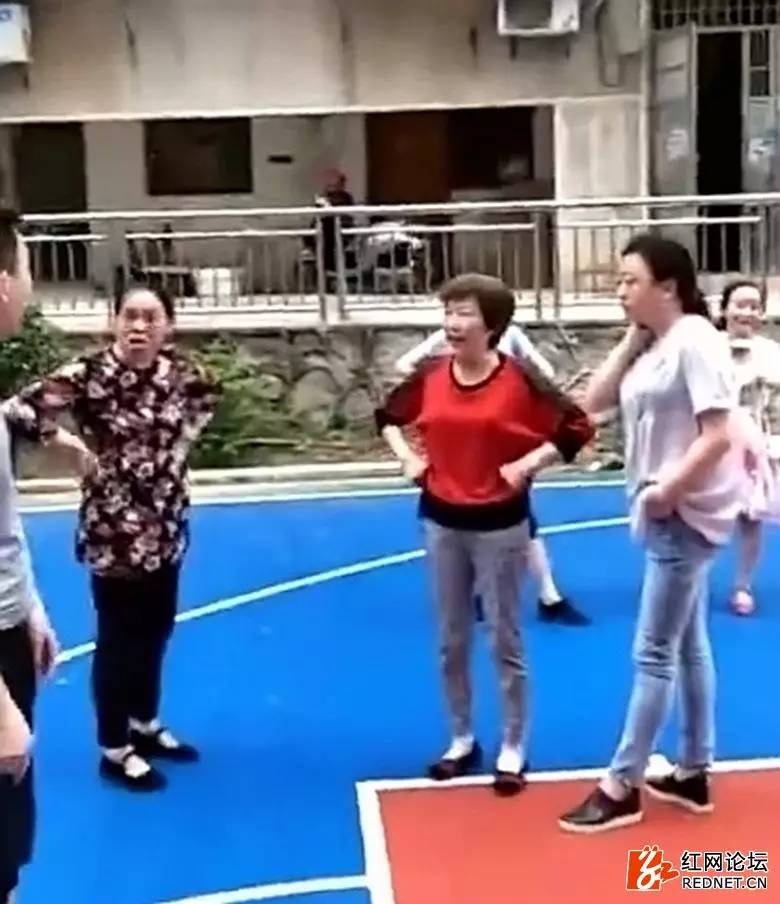 湖南广场舞大妈与足球少年争场地,广场舞大妈和小伙抢篮球场视频