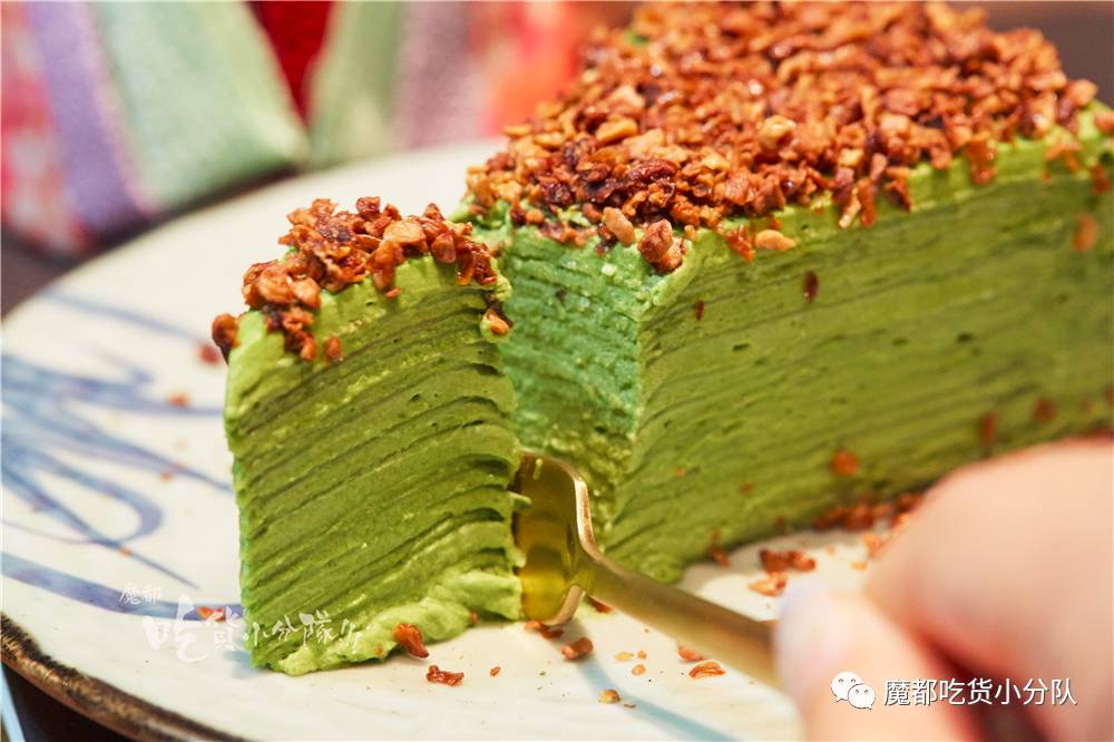 净往自己脸上贴金的冰激凌，还挺红