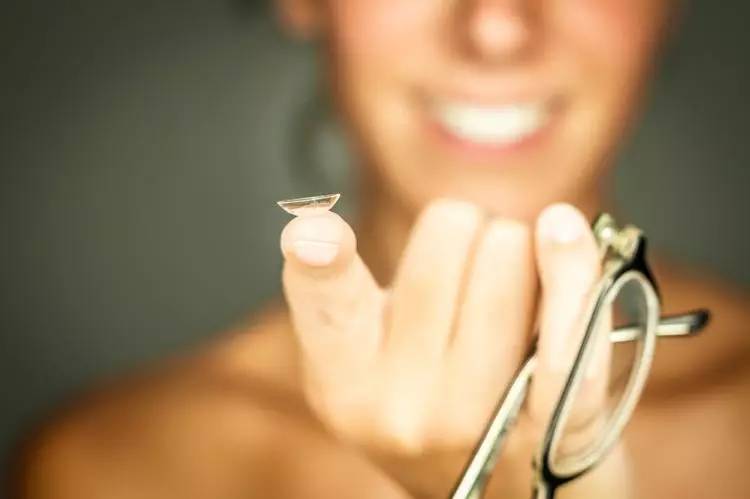 佩戴隐形眼镜日常小知识,隐形眼镜注意事项及佩戴方法