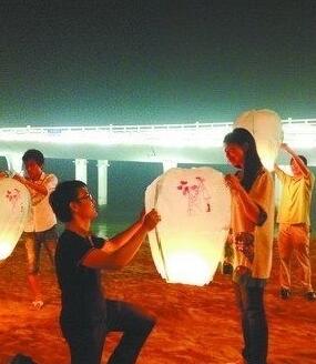 男生掏房产证求婚学妹,男孩求婚毕业典礼