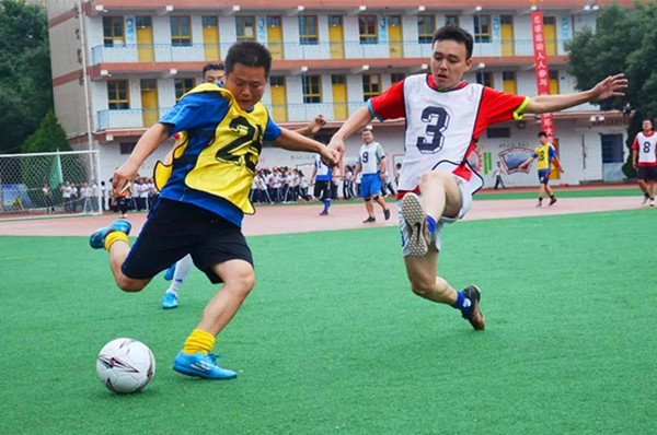 绿茵球场活力四射,绿茵场上神采飞扬