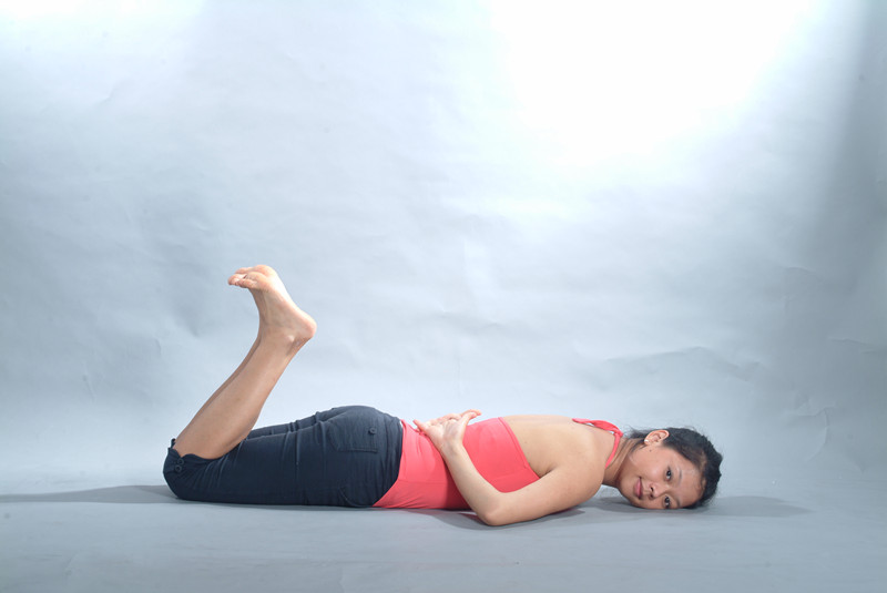 跪姿侧向踢普拉提,普拉提双腿踢动作