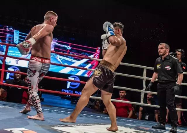 中国小将在海外打出最惨烈一战,中国小将惨败外国拳王