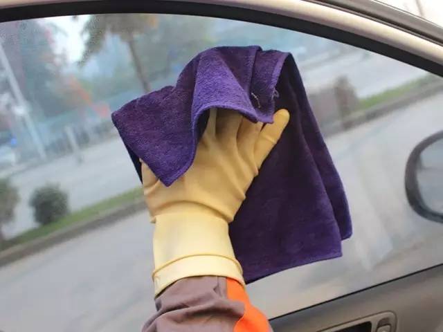没空调的车子雨天起雾怎么办,冬天车内开空调车窗起雾怎么办