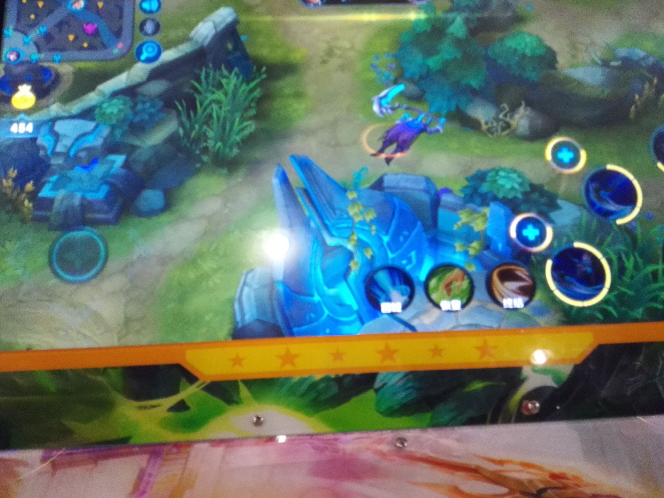 如果你遇到了很坑的队友，先别急着骂他，因为你永远不知道你的队友再用什么玩王者荣耀！