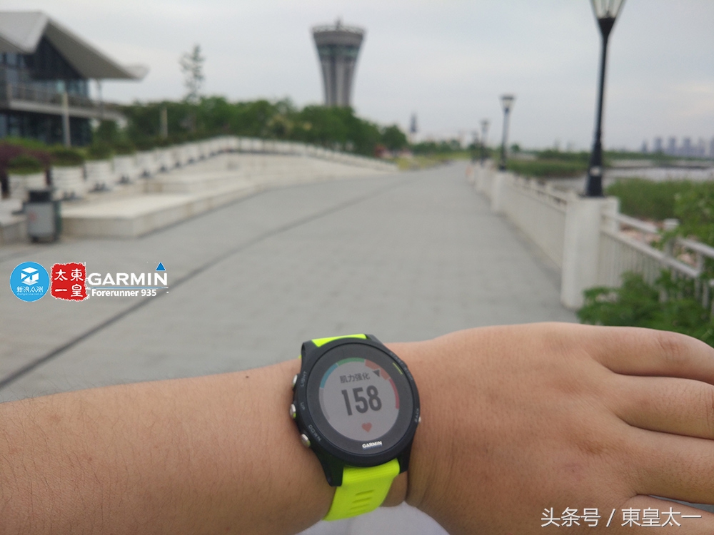 佳明935铁人三项如何操作,佳明955运动手表戴左手还是右手