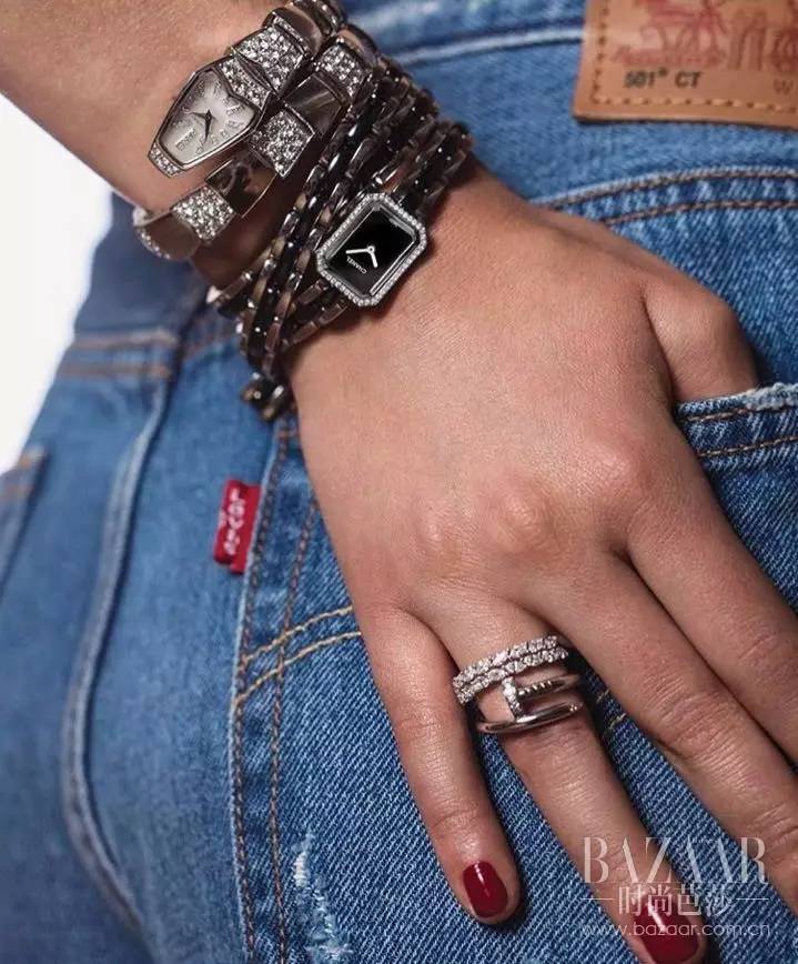 我的表可以绕手腕3圈，你却还在玩3年前的叠戴！