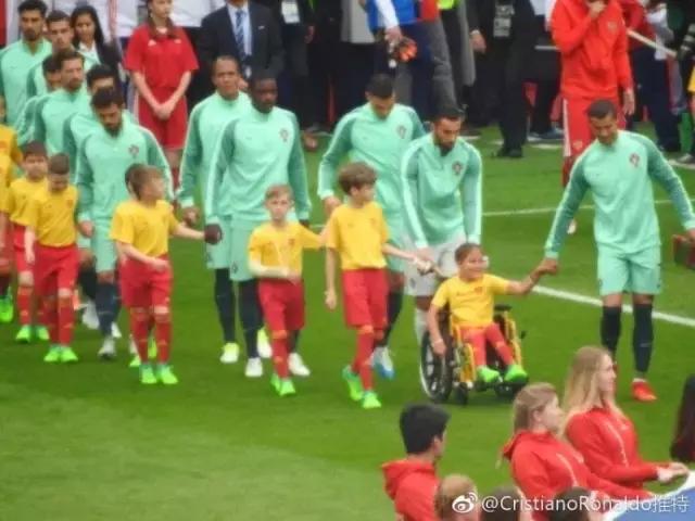 c罗化身流浪汉街头耍球技,c罗化身天使