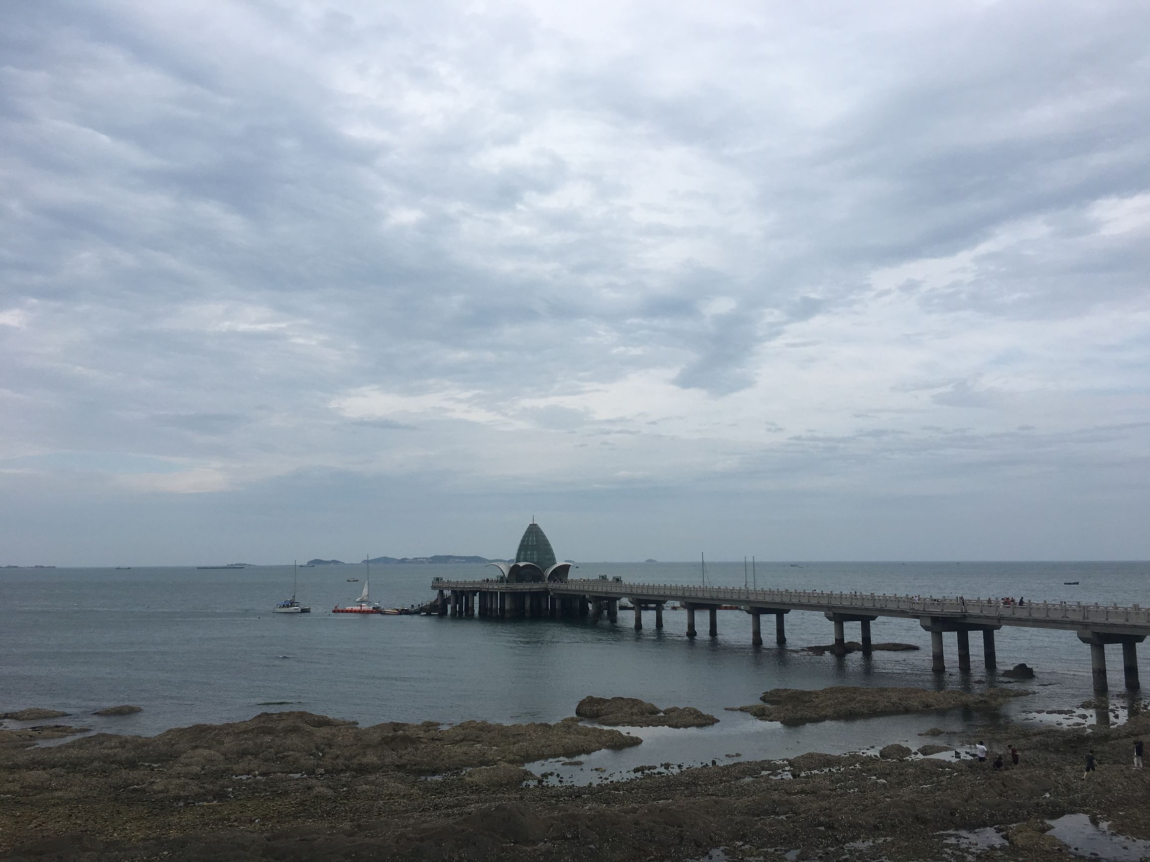 徒步旅行第75天，雨中漫步烟台山，滨海路，宿山东莱山烟台大学