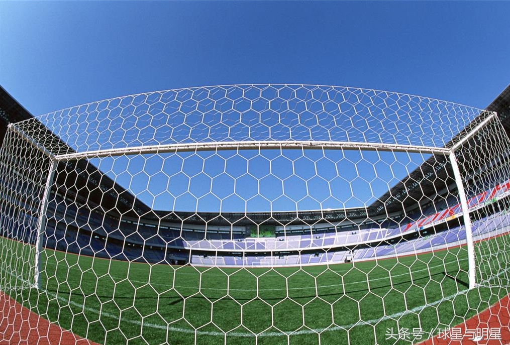 他曾两次将足球网踢穿，才换来现在高质量的足球网