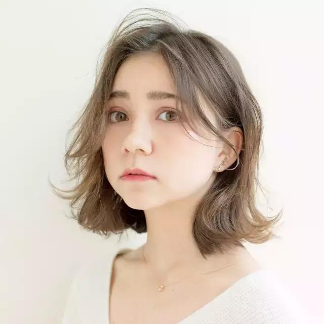 发际线太高发量又少,发际线高发量少弄什么发型