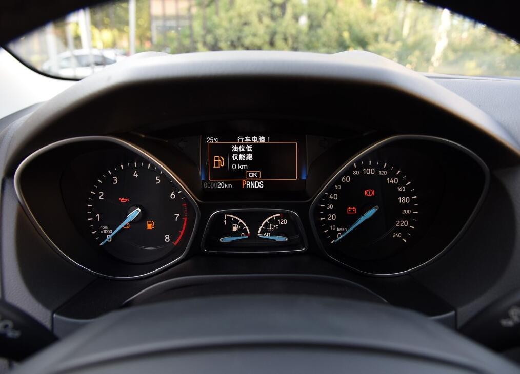 2017款福克斯1.6两厢手动挡油耗,2012款福克斯自动风尚三厢1.6油耗