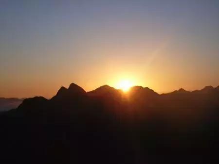 暑假爬华山需要准备什么,暑假周末登华山的人更多吗