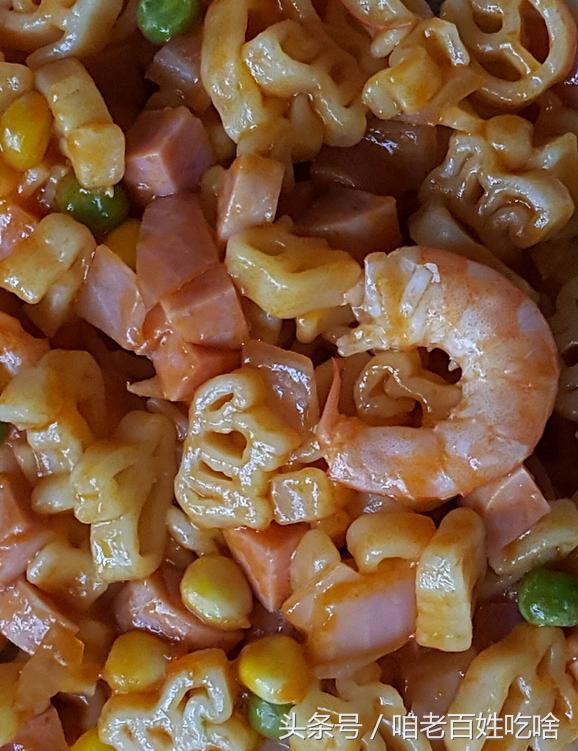 在出租屋用报纸、海报垫着桌子吃饭,我也依然要让自己吃好