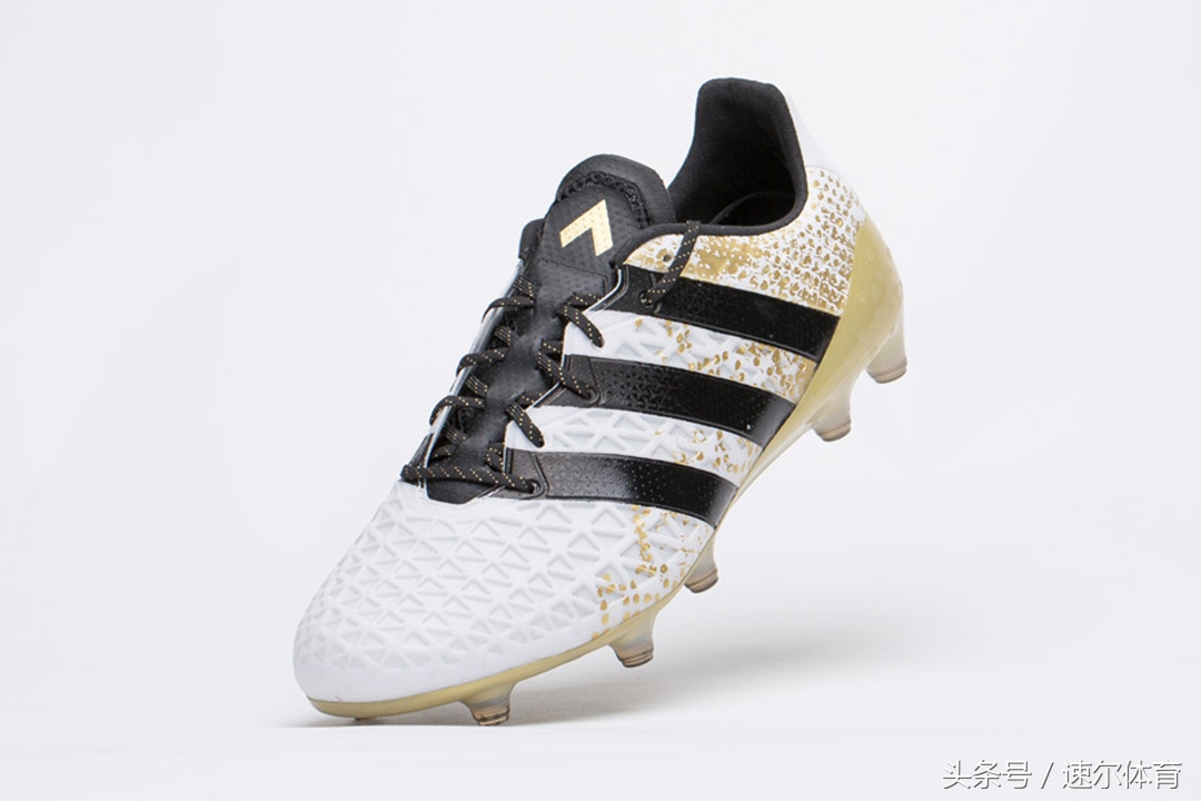 五百元性价比超高高帮足球鞋推荐,500块能买什么顶级足球鞋