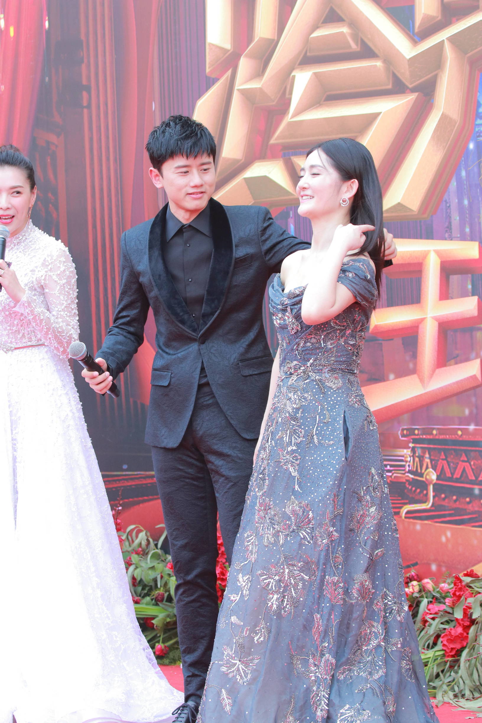 谢娜机场穿红色长裙被张杰夸赞,谢娜礼服三步一踩