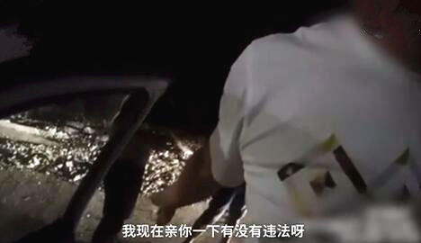 醉汉挑衅民警被制服,醉汉推搡民警持菜刀威胁民警