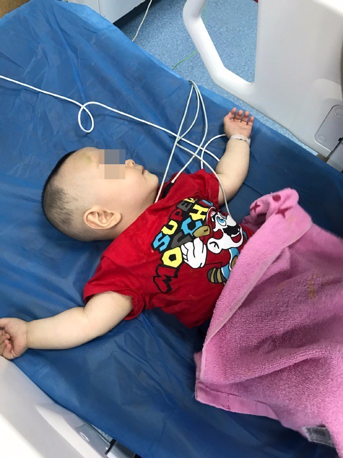 点赞！7月大的宝宝一路呕吐50分钟，泉州交警一路绿灯放行