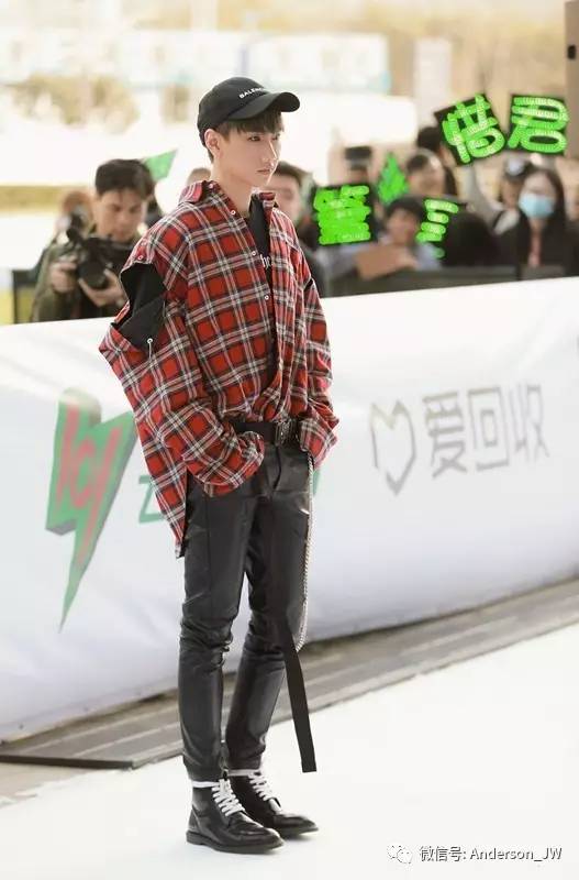 八卦｜他不仅承包了最红的影视剧OST，衣品也能拿高分